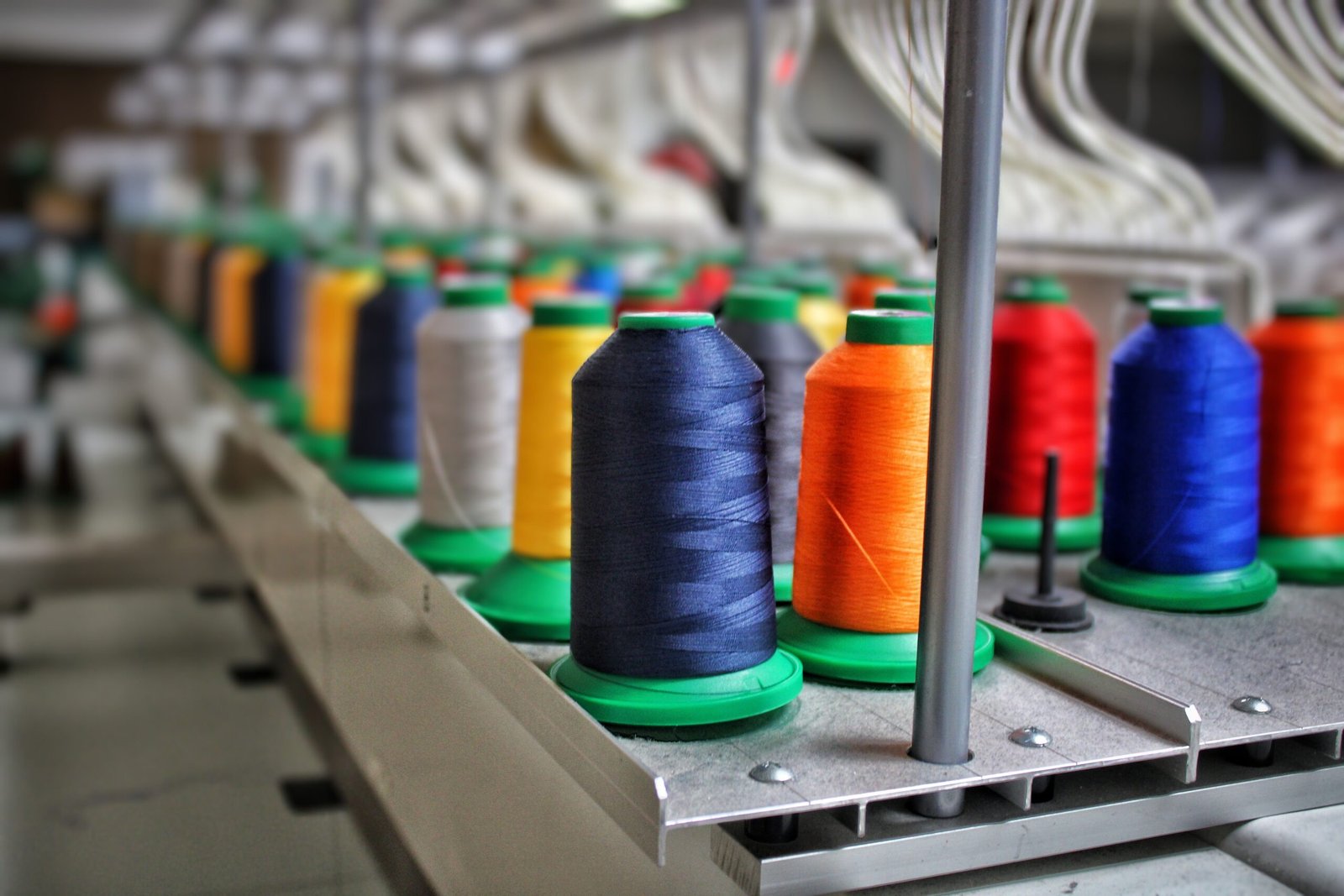 Verschillende kleuren draad voor borduurmachine | De Borduurkamer Groningen
